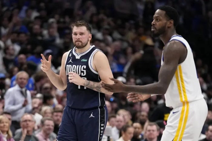 Luka Doncic jugando con los Mavericks 