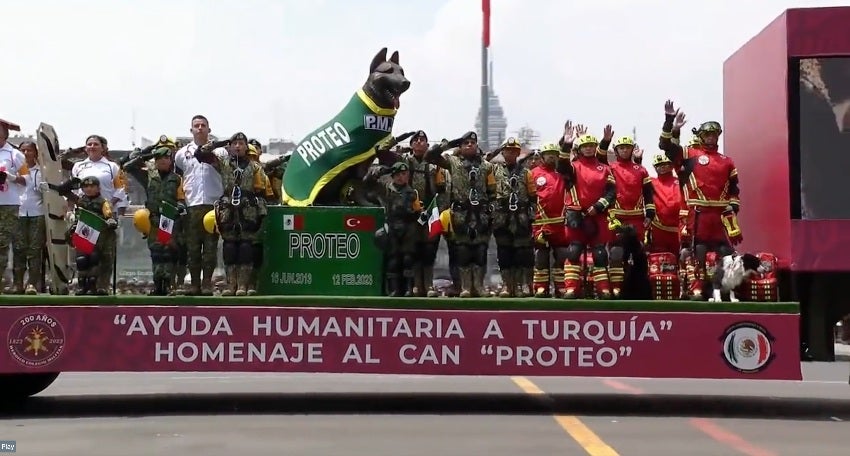 Homenaje a Proteo en Desfile Militar