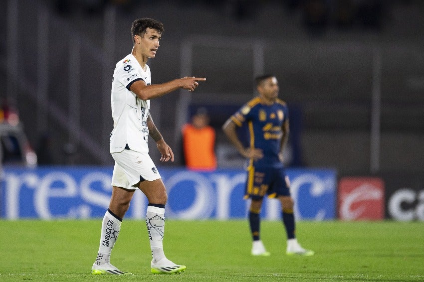 Dinenn en un partido con Pumas