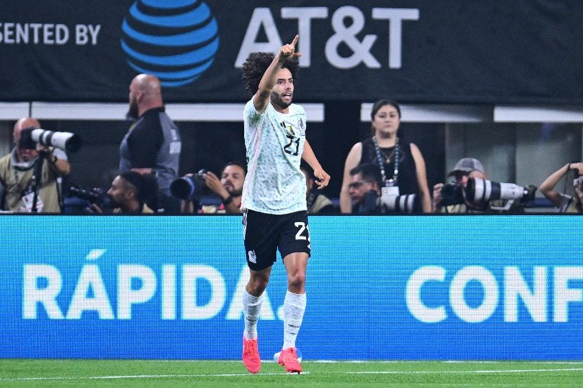 Chino Huerta en celebración de su primer gol con el Tri