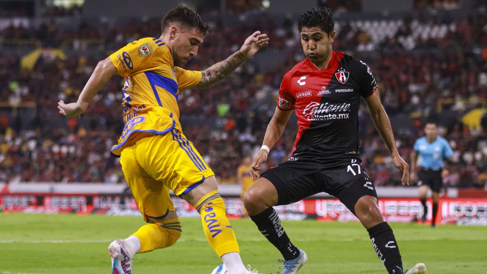 Gorriarán disputando un balón ante Atlas