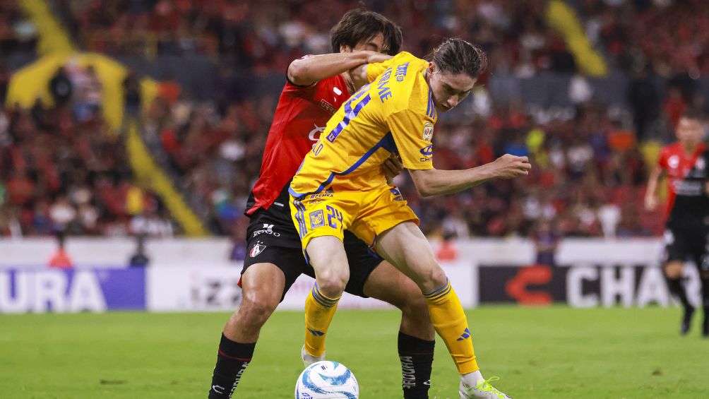 Marcelo Flores disputando un balón