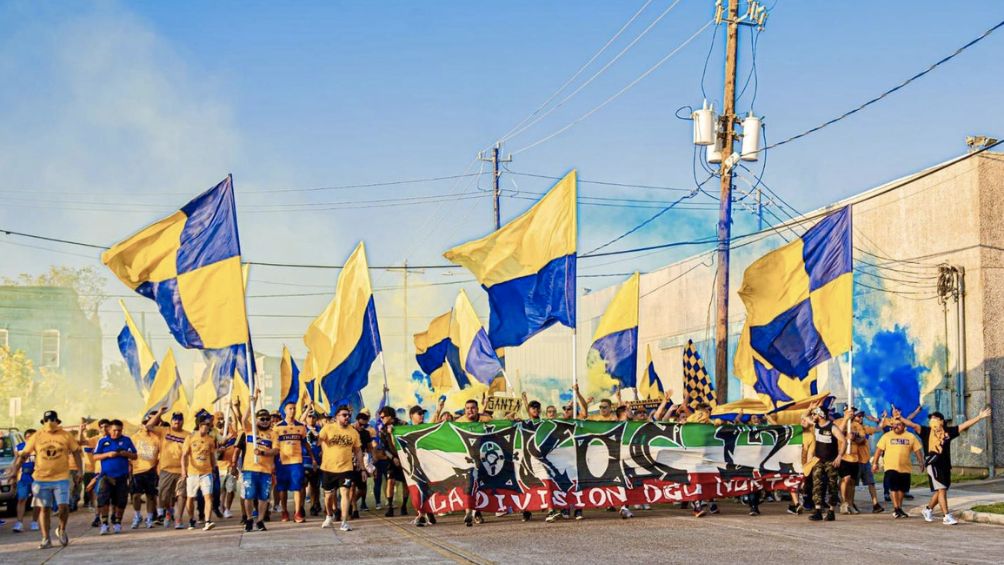 La porra de Tigres durante una caminata