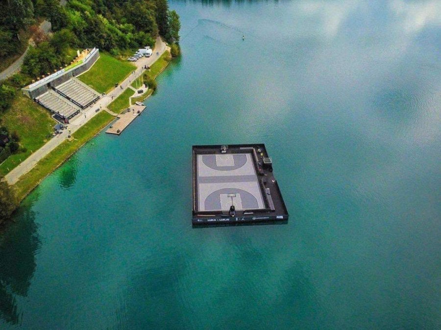 Cancha flotante en el Lago Bled