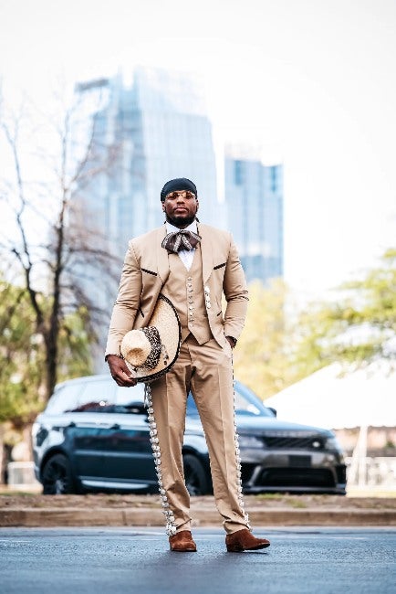 Derrick Henry vestido de charro a su llegada al Nissan Stadium