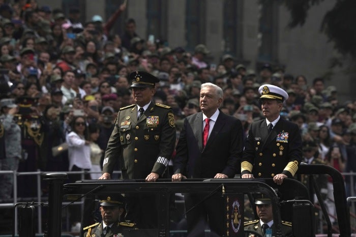 AMLO durante el desfile militar