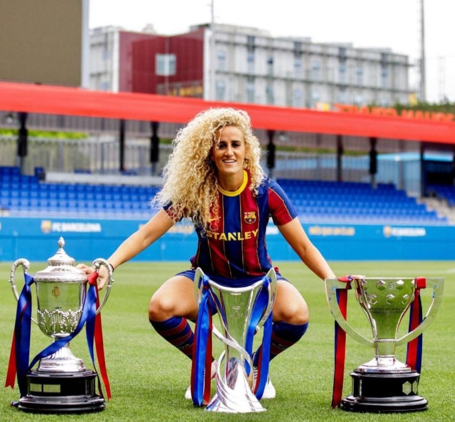 Kheira con sus trofeos en el Barca