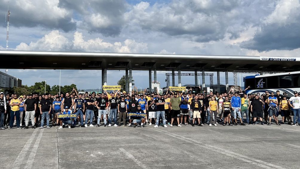 La porra de Tigres en la carretera rumbo a Guadalajara