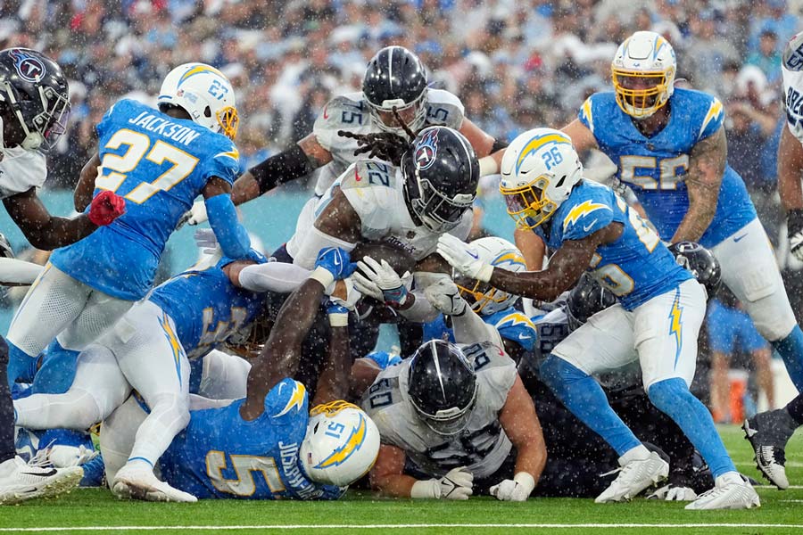 Derrick Henry acarrea el balón bajo una fuerte lluvia