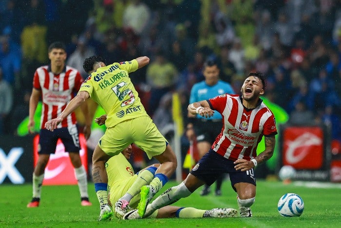 Vega disputando el balón 