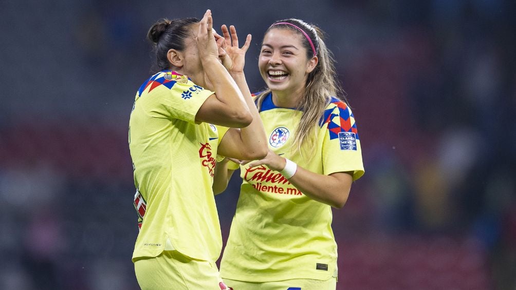 Jugadoras de América celebran una de las anotaciones