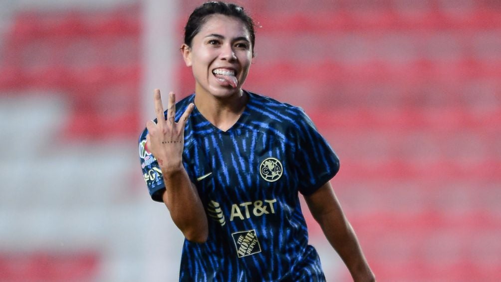 Kiana celebrando un gol con América