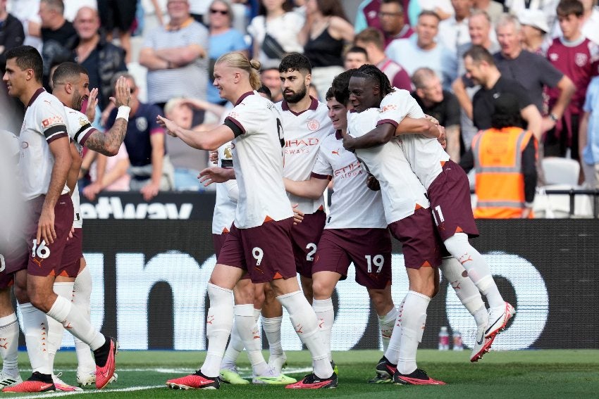 Manchester City en celebración de gol con la Premier League