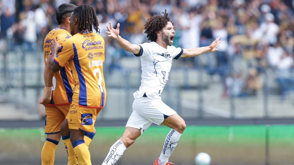 Huerta celebrando un gol con Pumas