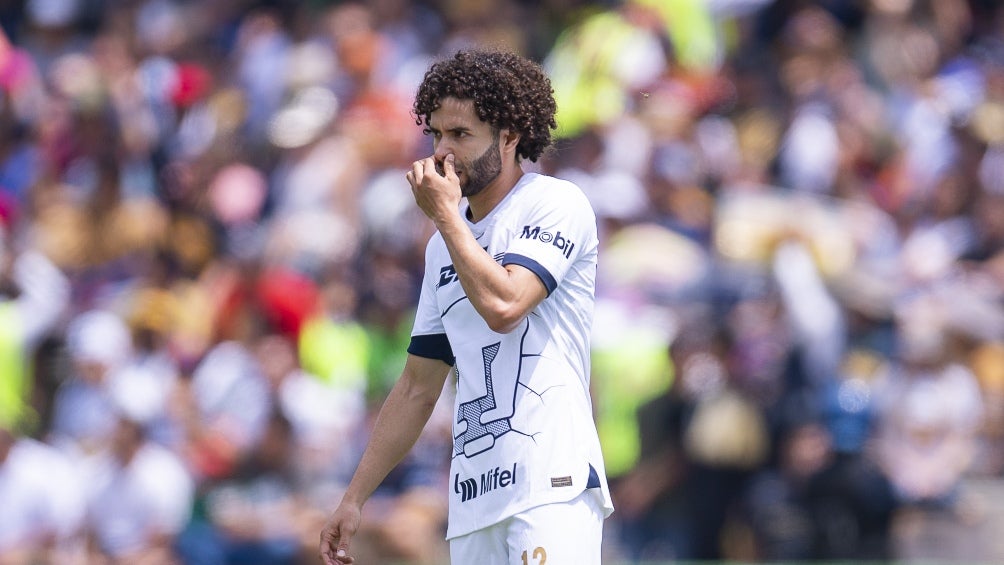 César Huerta en partido de Liga MX