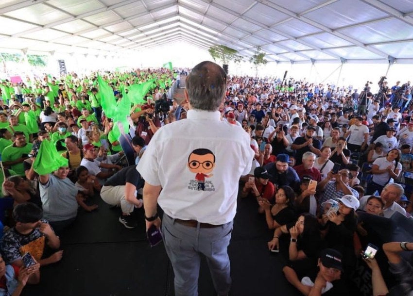 Ebrard frente a personas en un evento