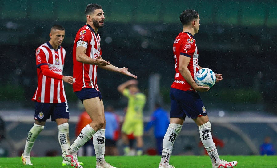 Jugadores de Chivas tras perder ante América