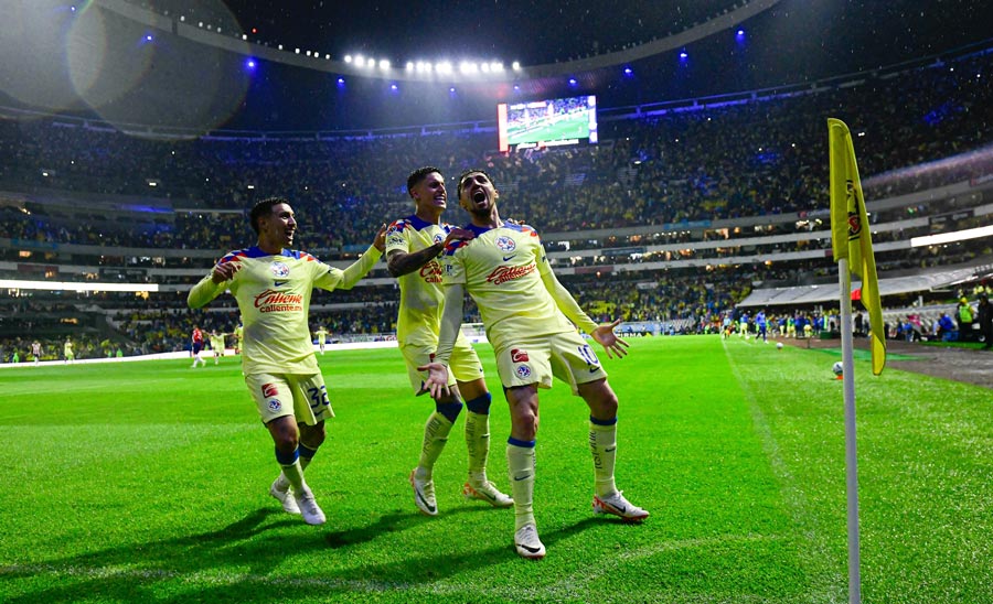 Diego Valdés celebra gol a Chivas
