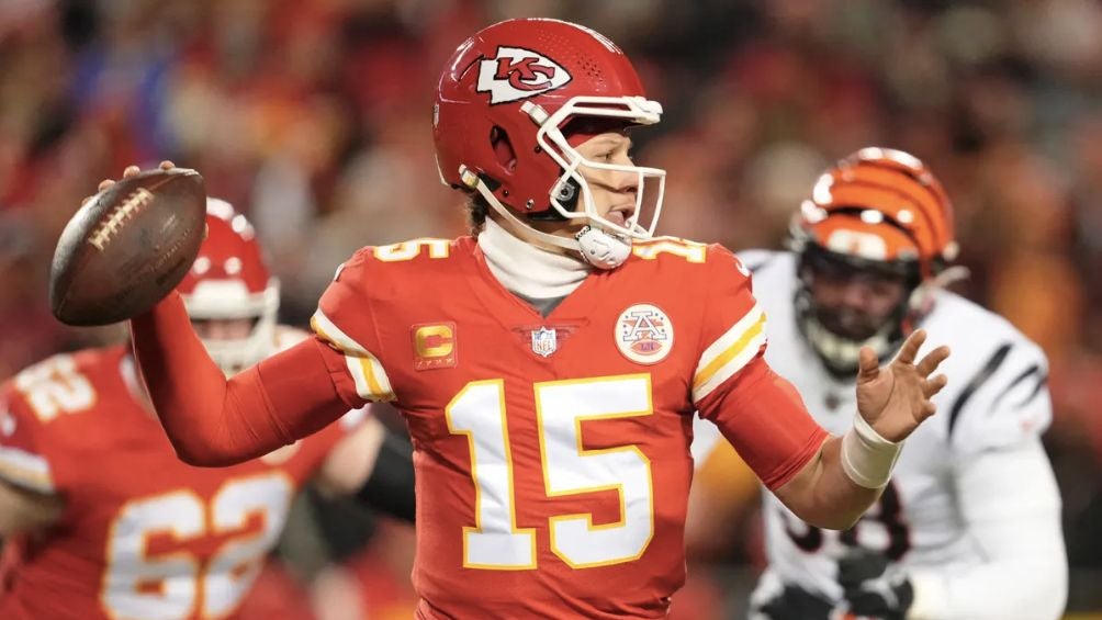 El QB de los Chiefs lanzando el ovoide