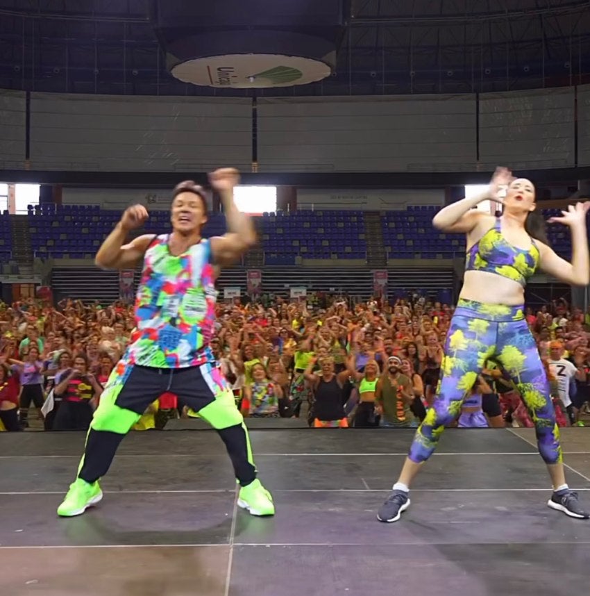 Beto y Garbiñe en plena sesión de Zumba