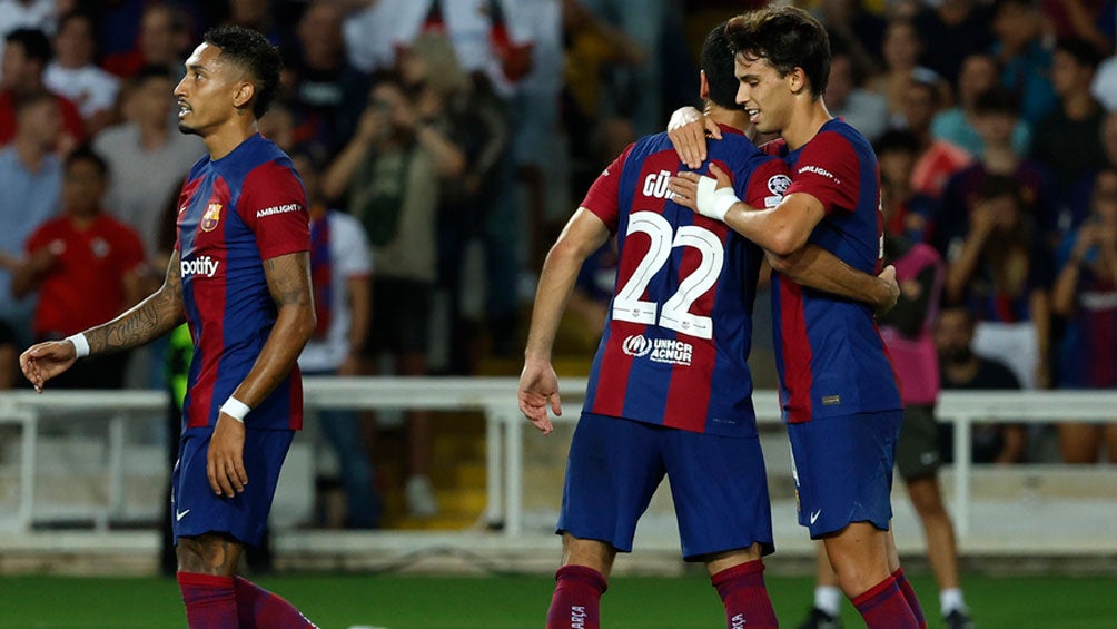 Jugadores del Barcelona celebran una anotación