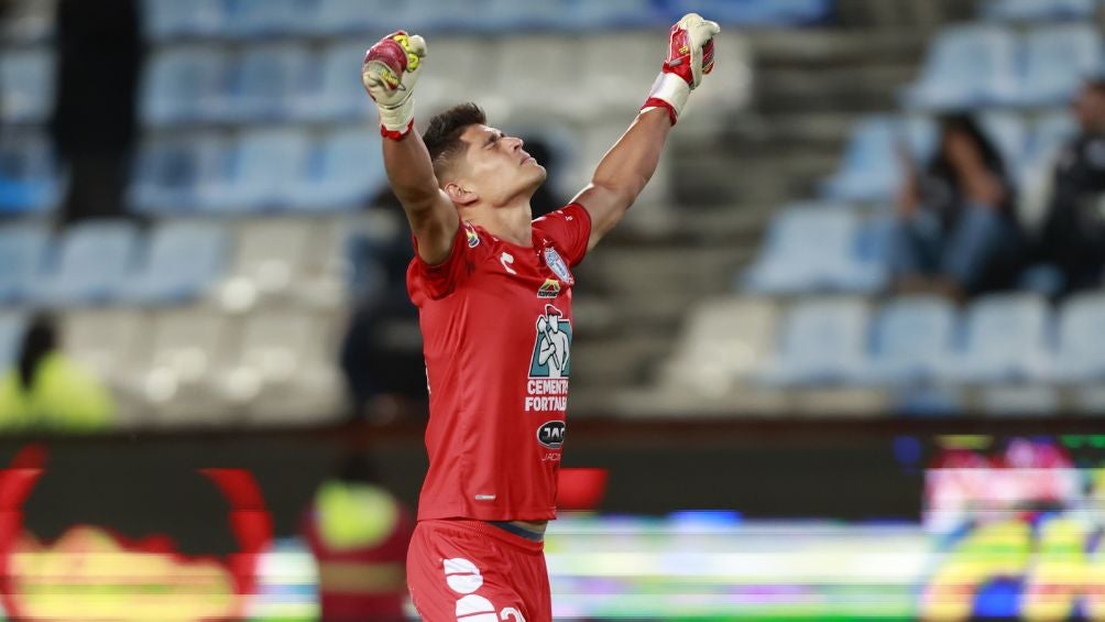 El arquero de Pachuca celebrando uno de los goles