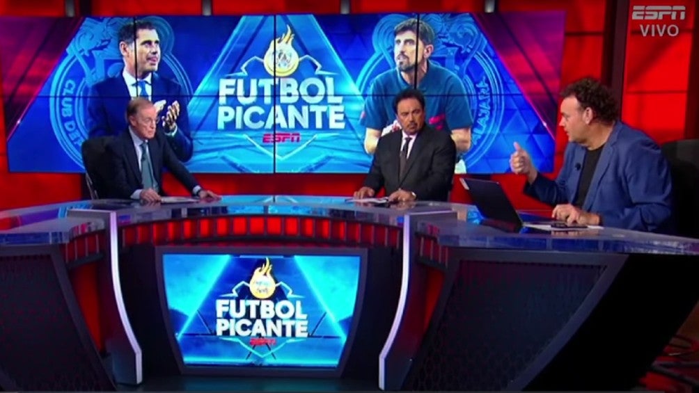 José Ramón Fernández se olvida que está al aire y dice que "es una mam***" el pensar que Chivas use naturalizados; Hugo Sánchez aprovecha y alburea a David Faitelson 