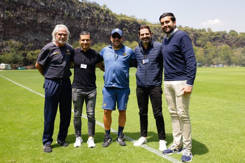 Directivos en el campo 