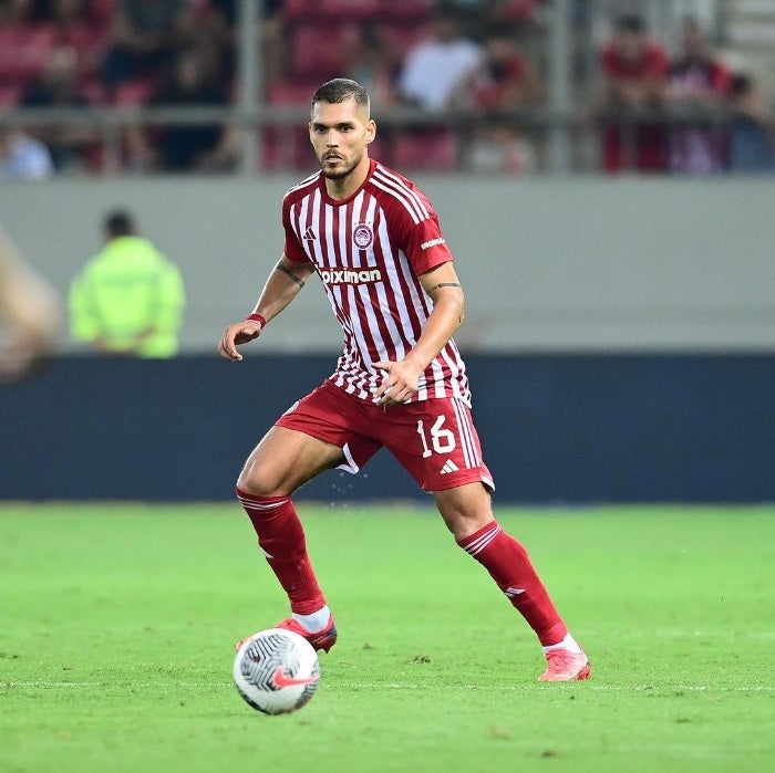 Nicolás Freire jugando para el Olympiakos 