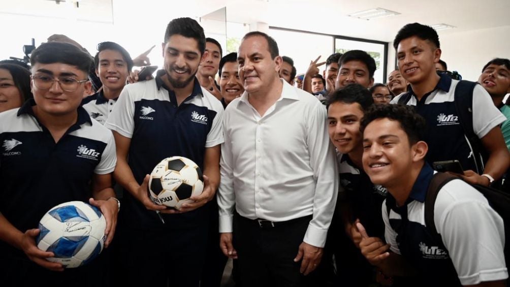 El gobernador de Morelos juntos a los jóvenes del estado