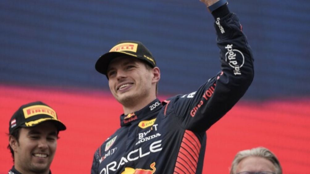 Verstappen durante un podio