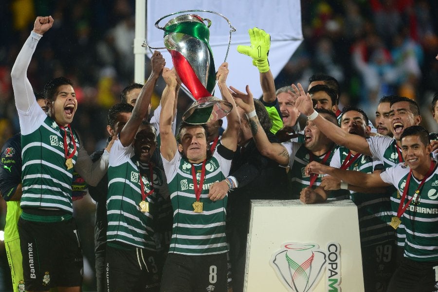 Juan Pablo Rodríguez con un título de Copa MX en Santos