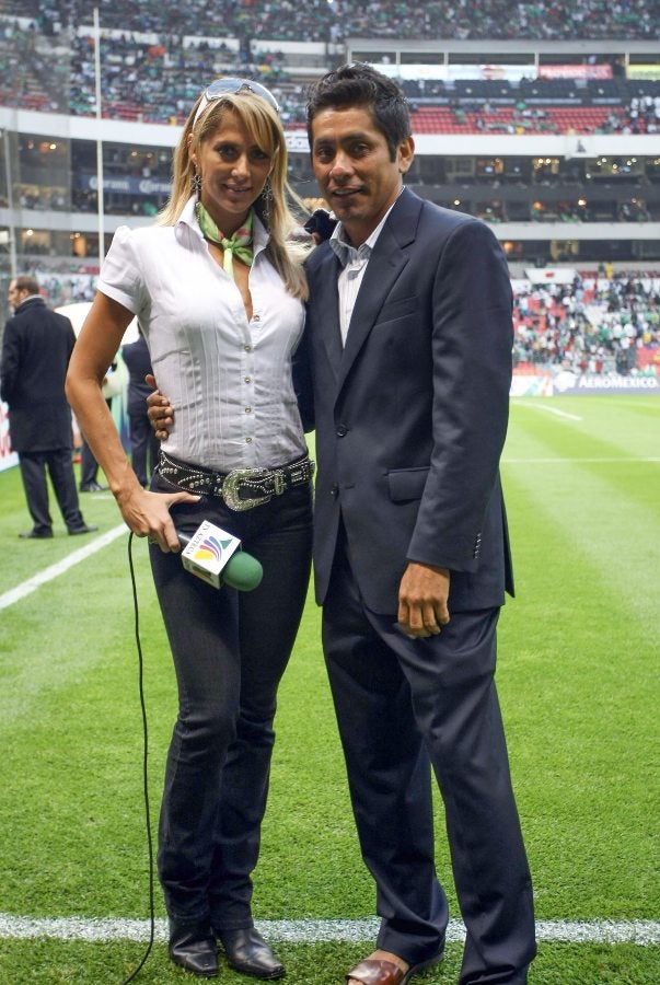 Inés Sáinz con Jorge Campos en el Estadio Azteca