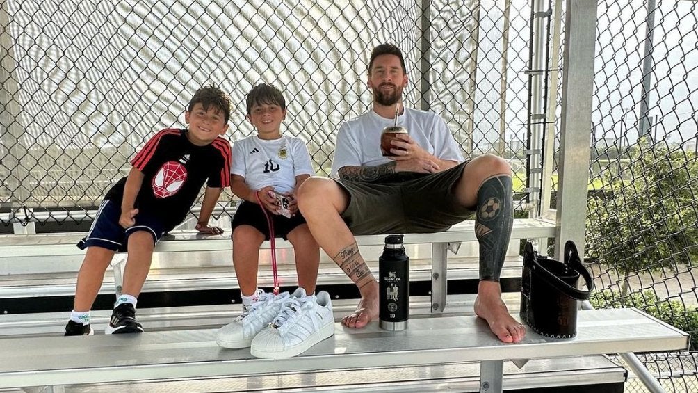 Lionel Messi junto a sus hijos 