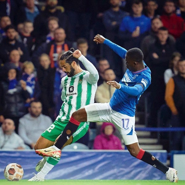 Isco disputando el balón contra el Rangers FC