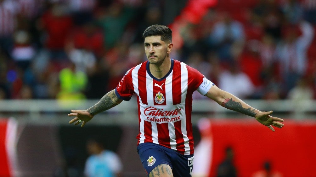 Víctor Guzmán festeja un gol con Chivas