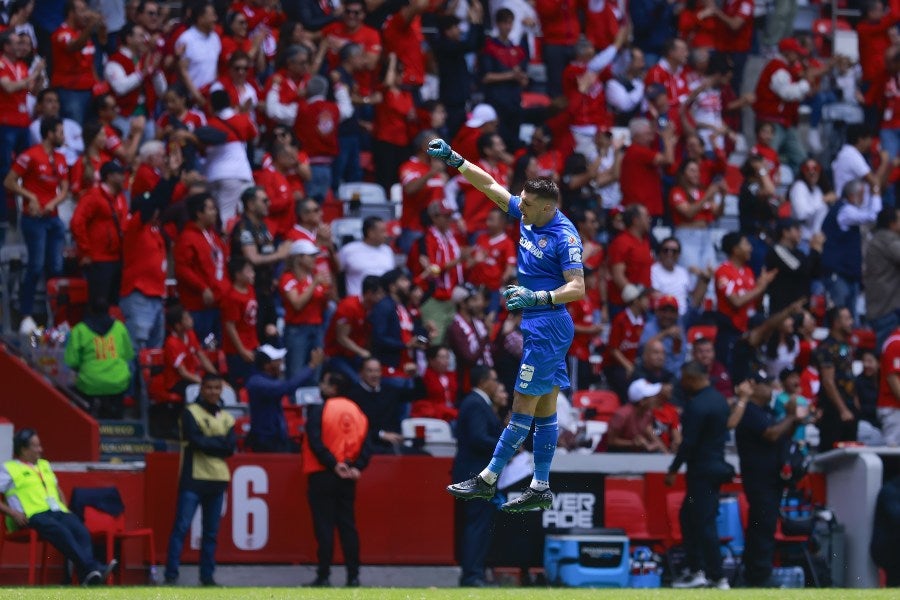 Tiago Volpi 'calienta' el partido entre Toluca y América