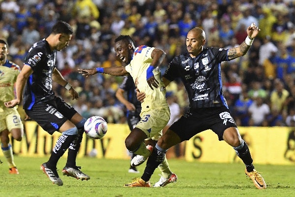 Las Águilas enfrentando al Querétaro 