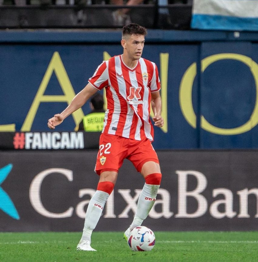 César Montes en su debut con Almería