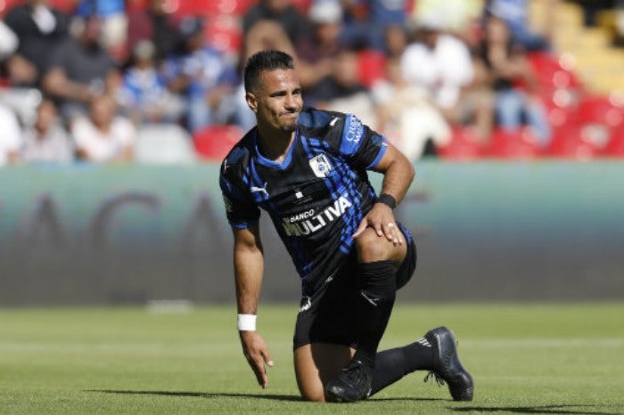 Sanvezzo jugando con el Querétaro 