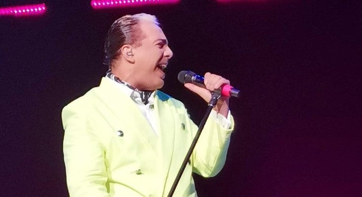 Cristian Castro dando un show