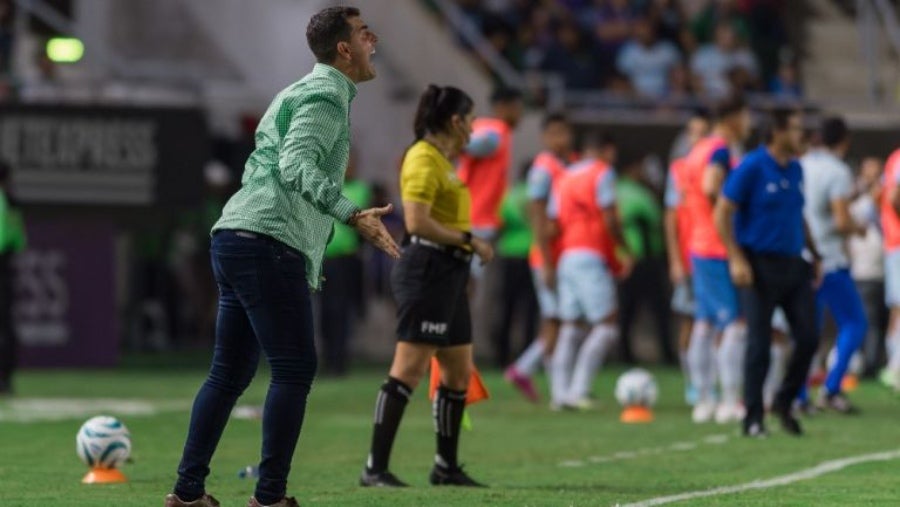 Ismael Rescalvo dirigiendo al Mazatlán