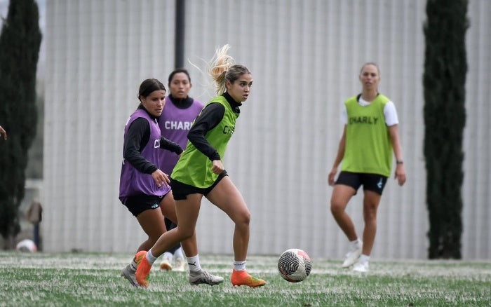 Vidrio entrenando con Pachuca 