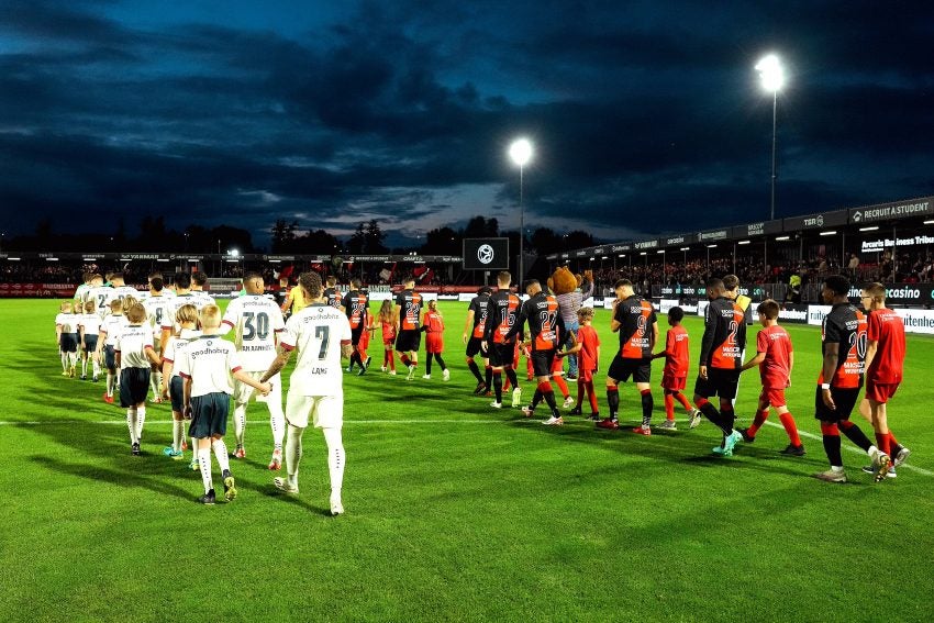 Los 22 jugadores saliendo a la cancha 