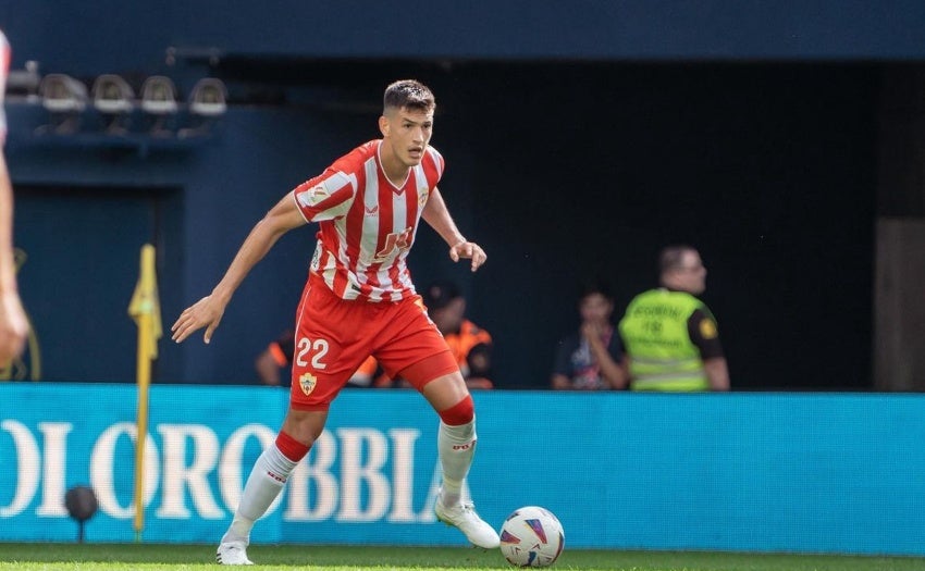 César Montes con la pelota en los pies