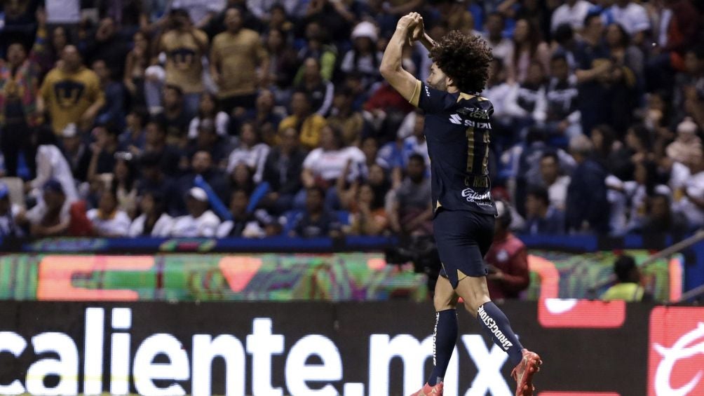 Chino celebrando uno de sus goles ante Puebla