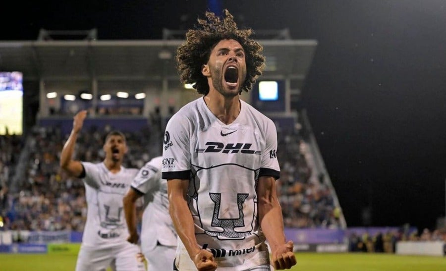 Chino Huerta festejando un gol