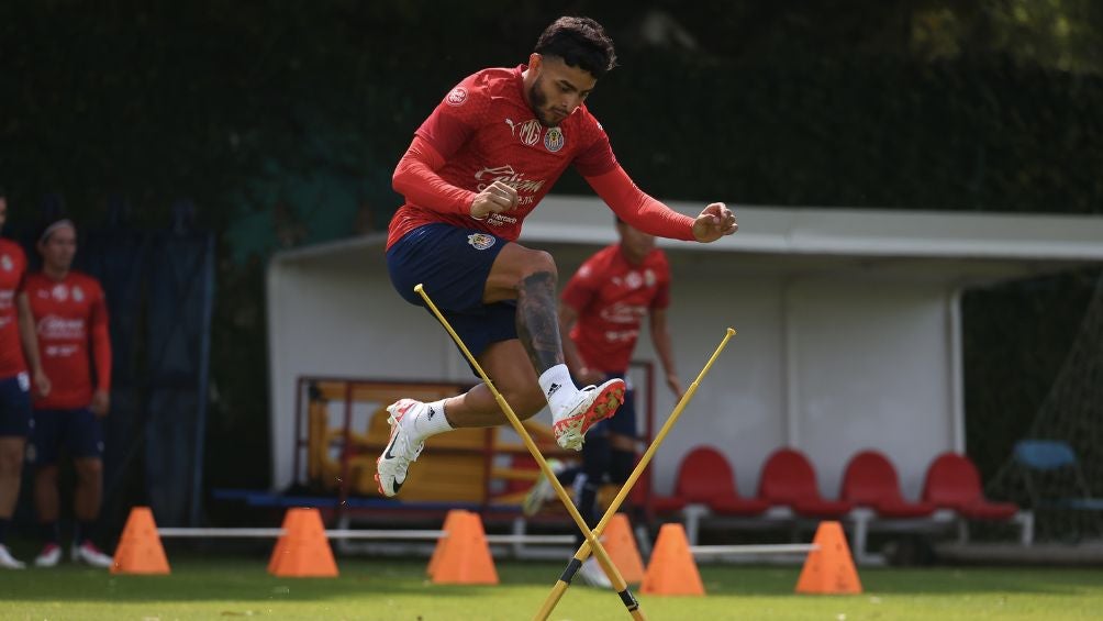 Alexis Vega en el entrenamiento de Chivas