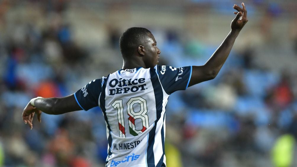 Marino Hinestroza celebrando un gol con Pachuca