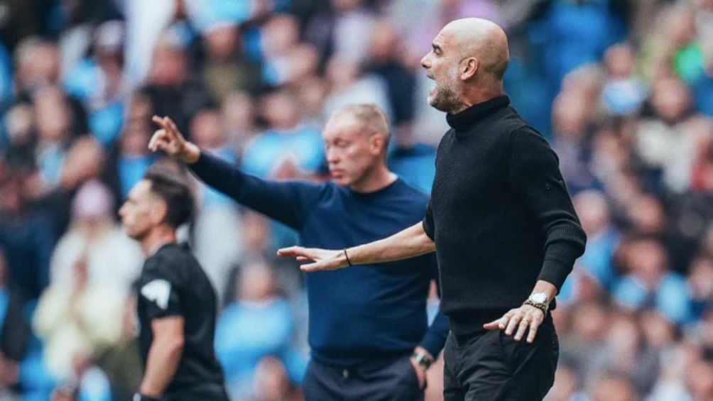 Pep Guardiola en el banquillo el Etihad